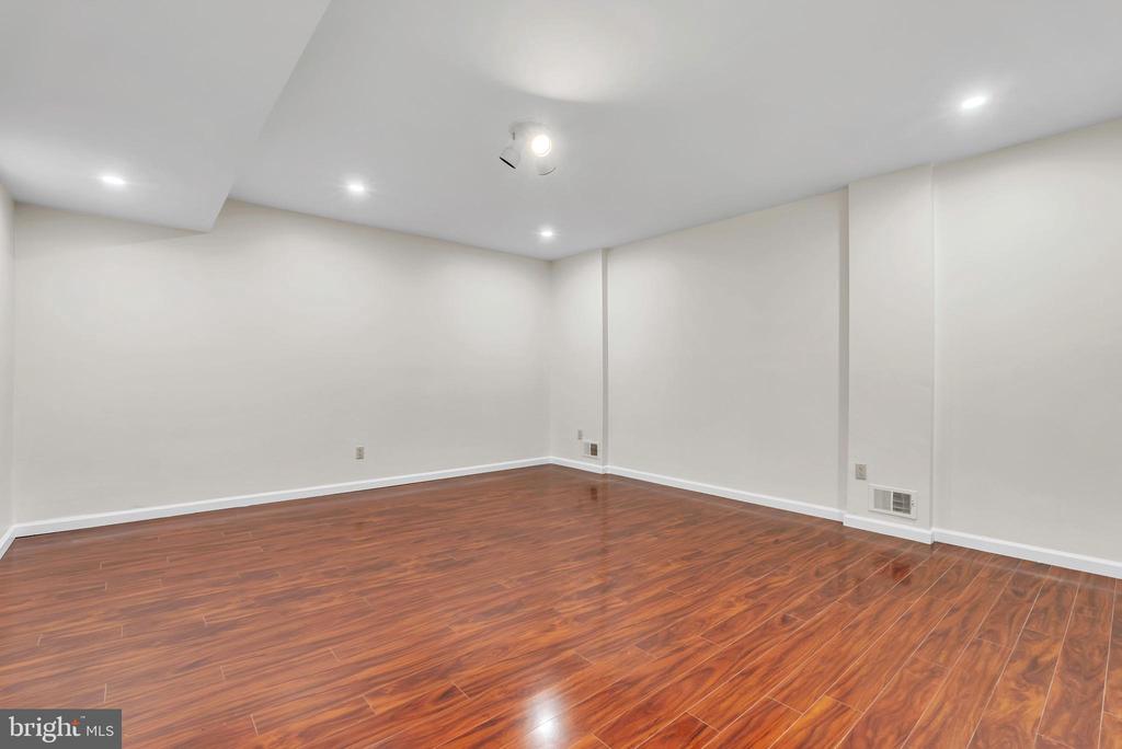 8616 CHATEAU DRIVE
