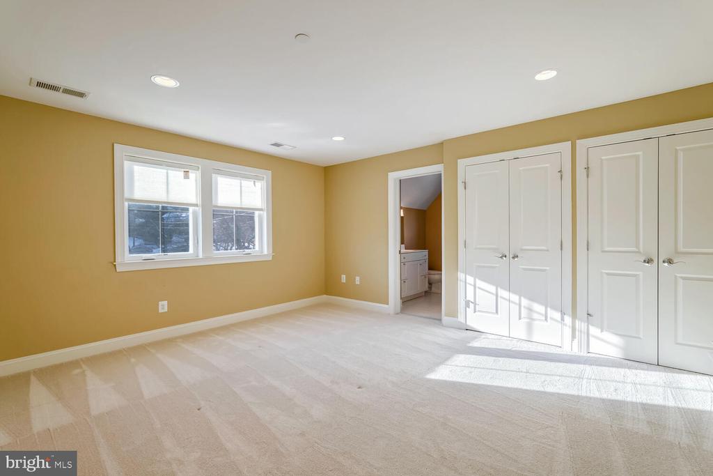 6409 LANDON LANE