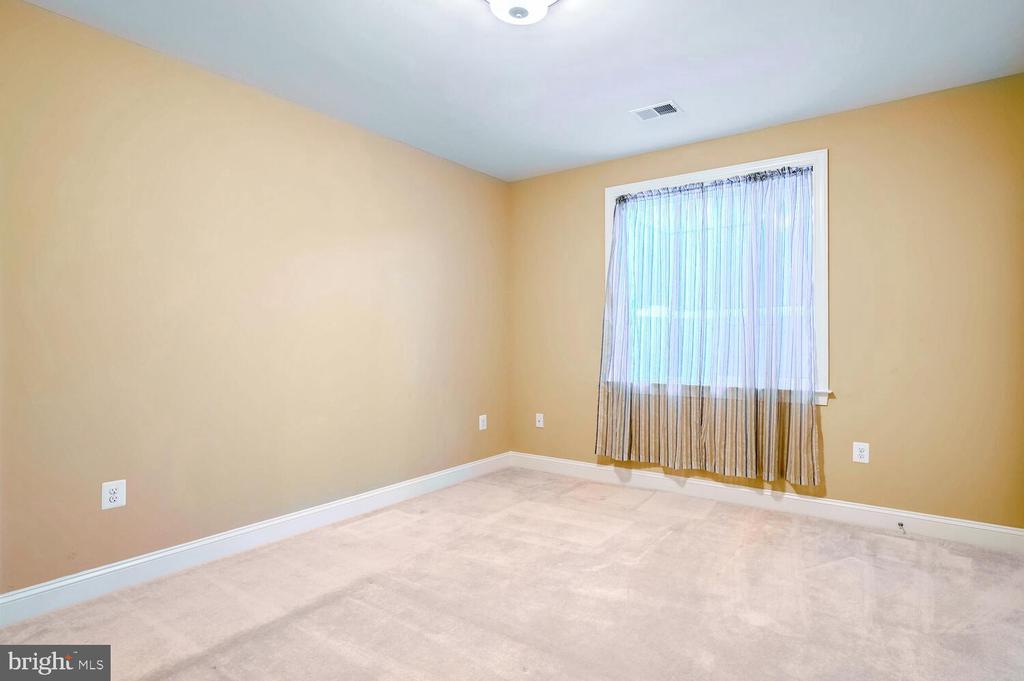 6409 LANDON LANE
