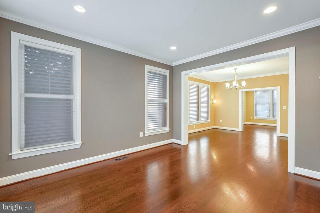 6409 LANDON LANE