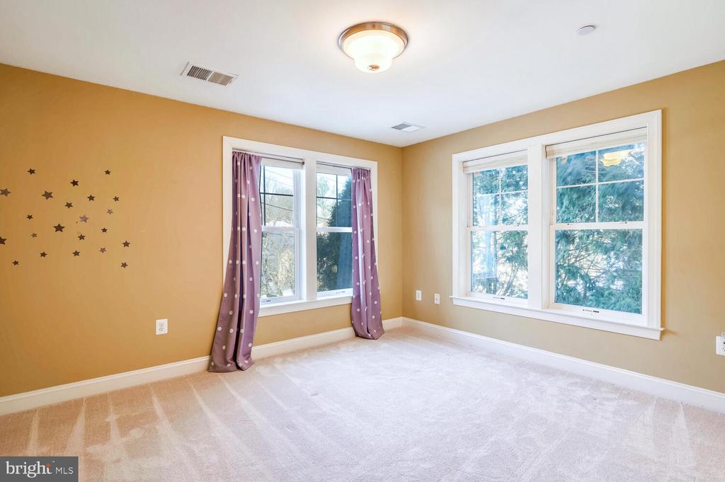 6409 LANDON LANE
