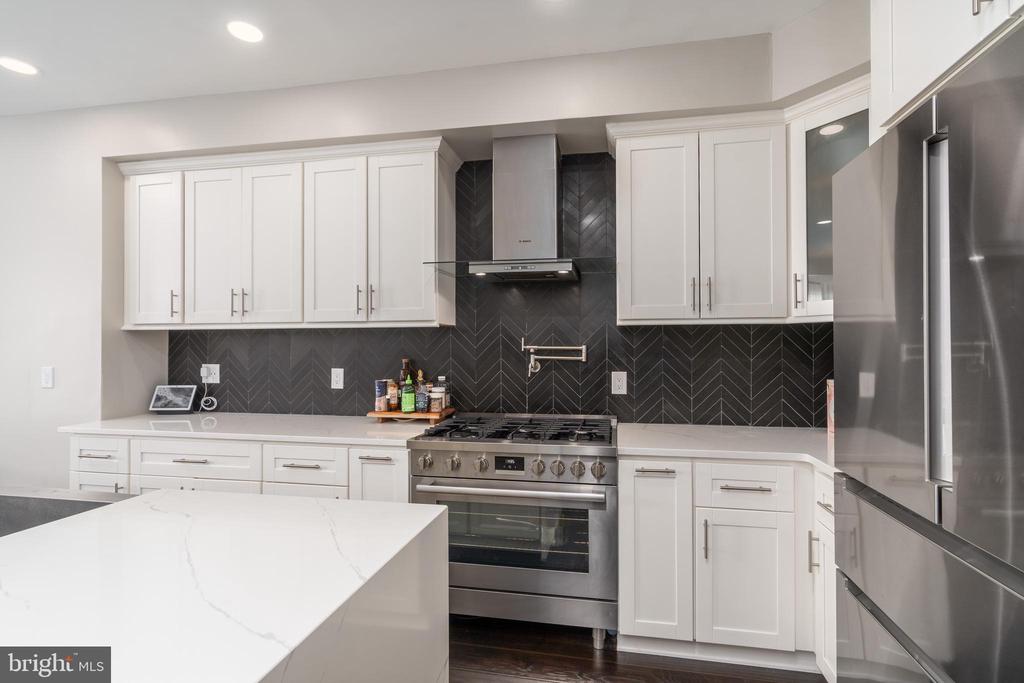 7922 TURNCREST