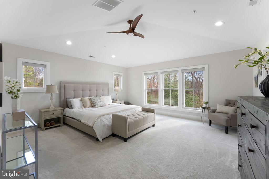 10601 GREENACRES DRIVE