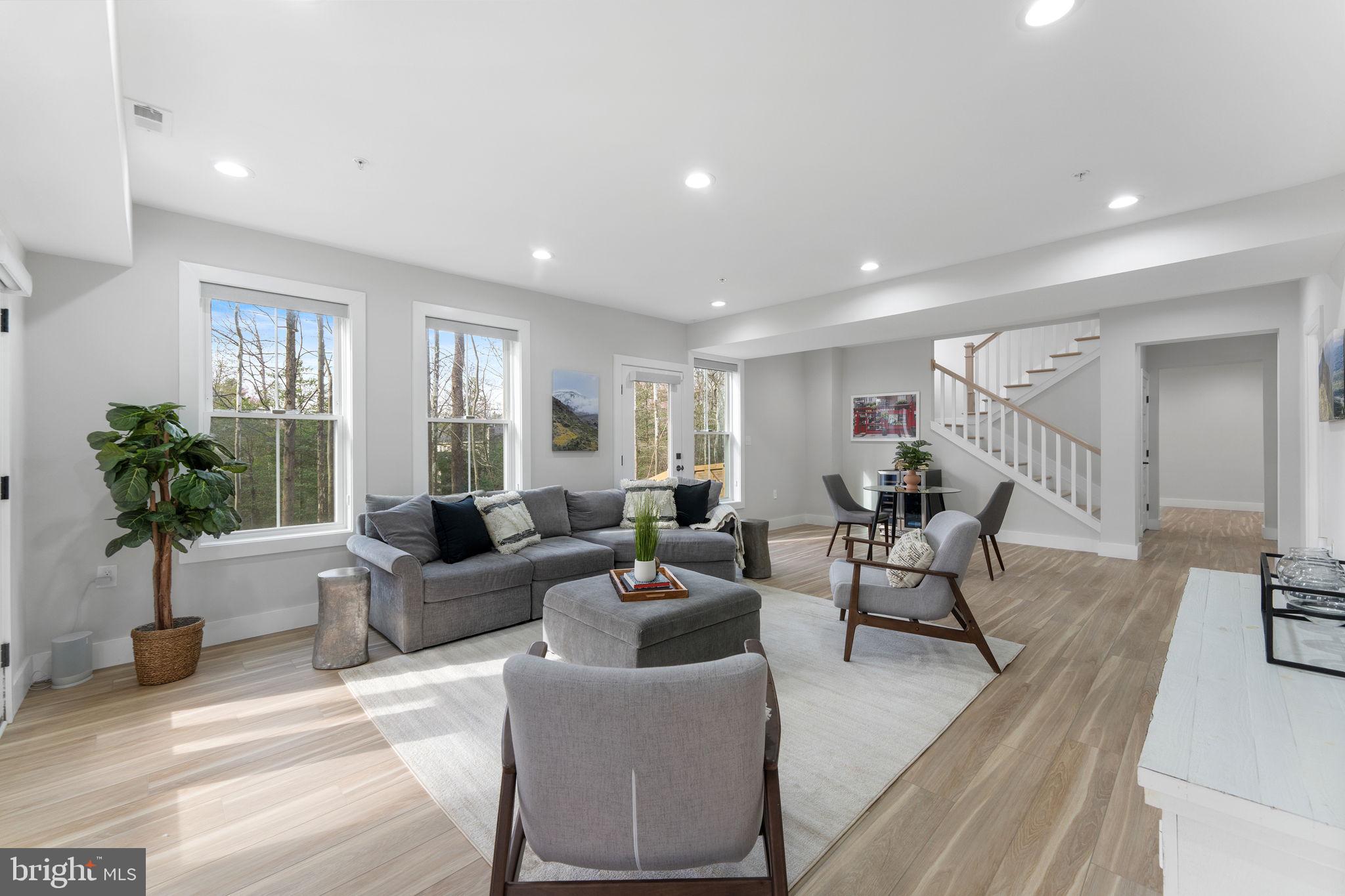 10601 GREENACRES DRIVE