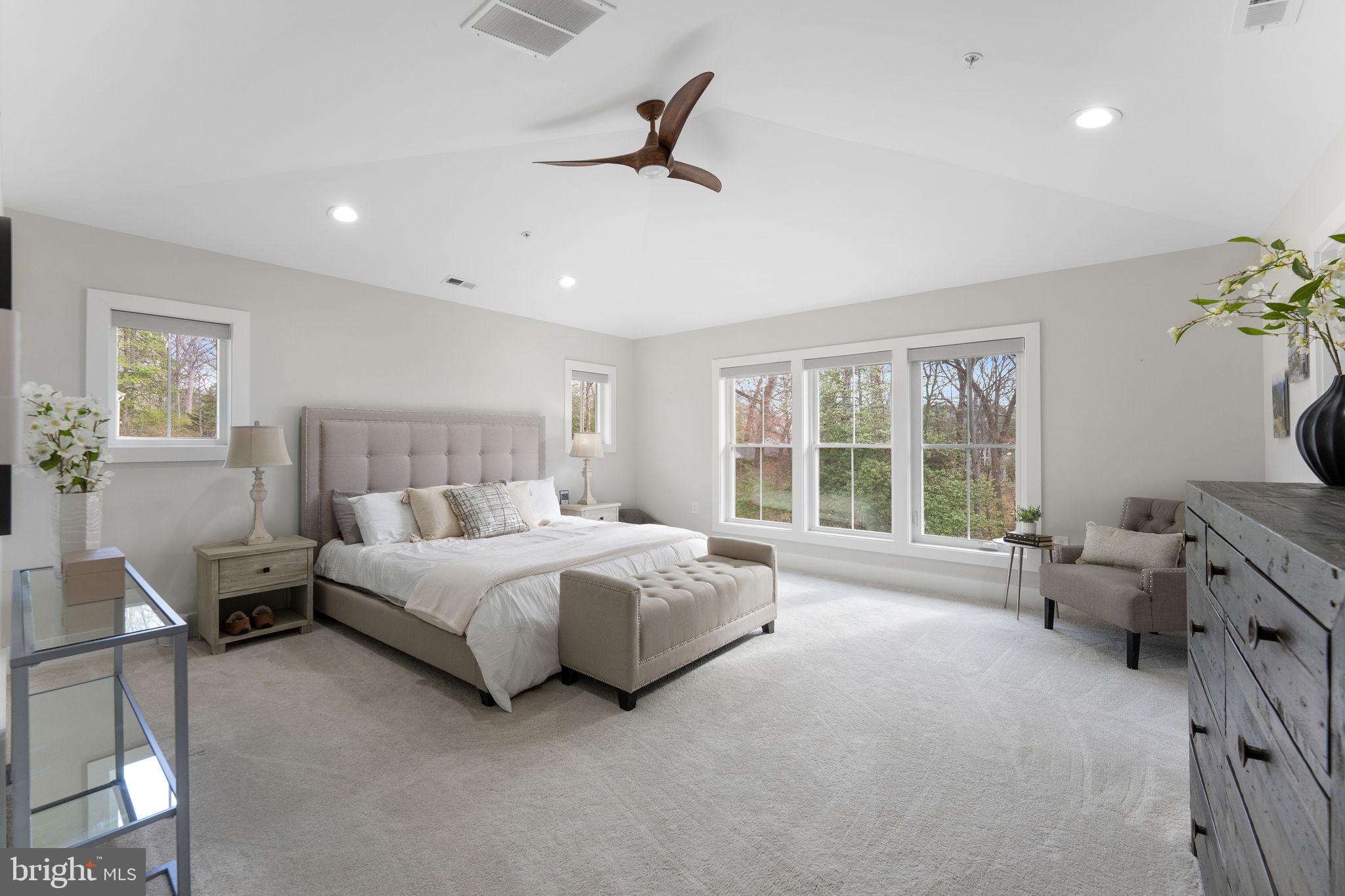 10601 GREENACRES DRIVE