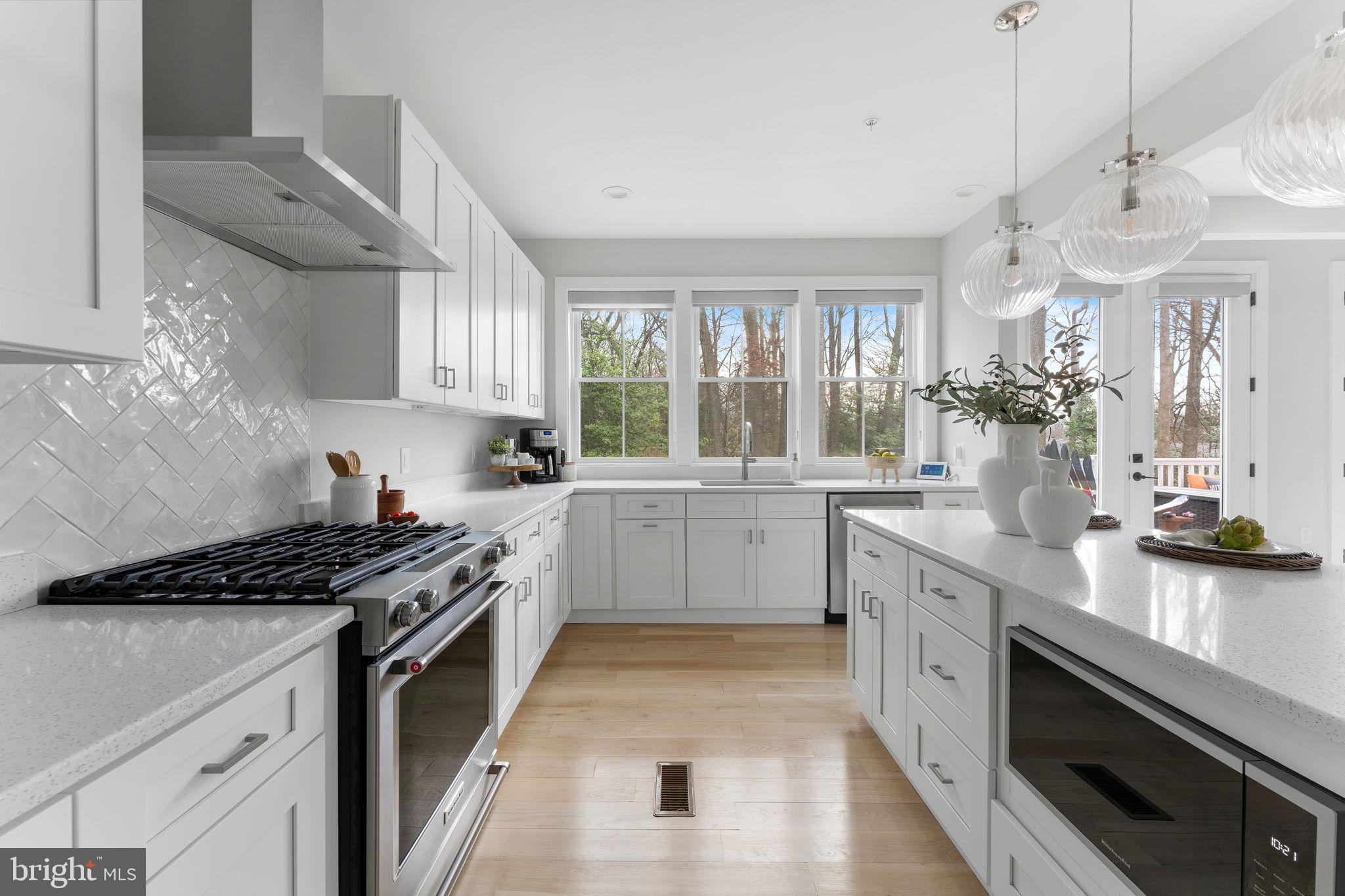 10601 GREENACRES DRIVE