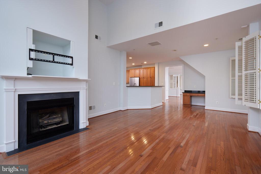 912 OAK KNOLL TERRACE