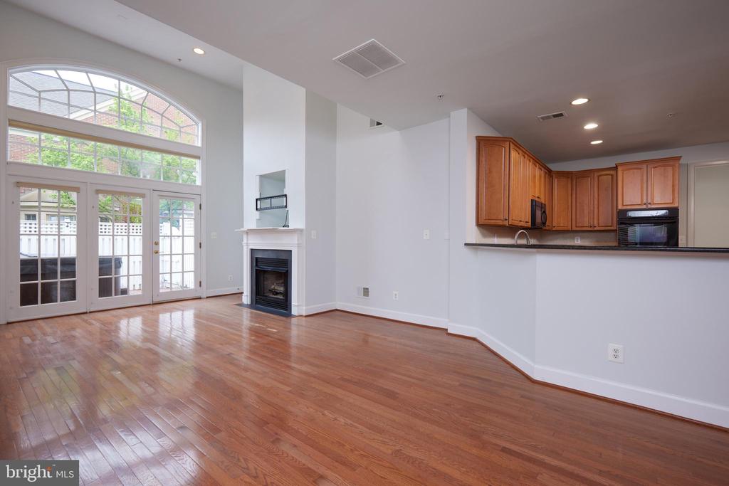 912 OAK KNOLL TERRACE