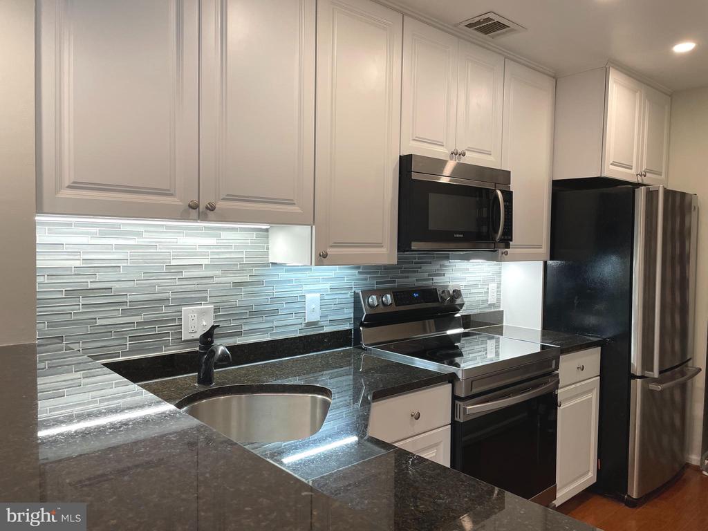 5804 INMAN PARK CIRCLE 1015 (160)