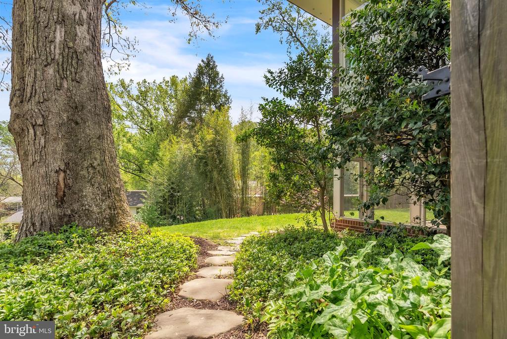 3302 SHIRLEY LANE