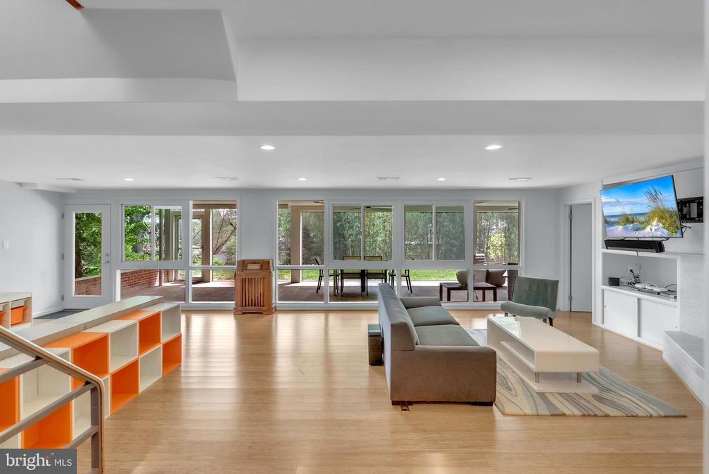 3302 SHIRLEY LANE