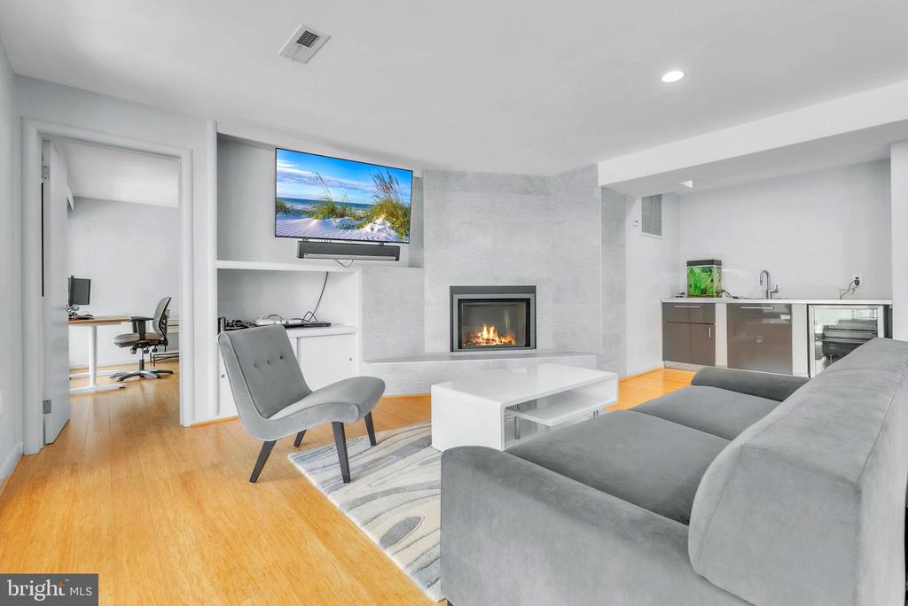 3302 SHIRLEY LANE