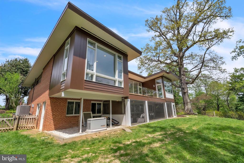 3302 SHIRLEY LANE