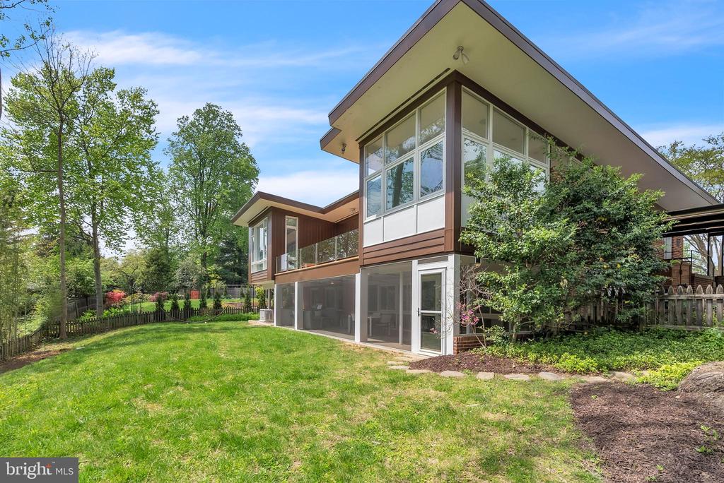 3302 SHIRLEY LANE