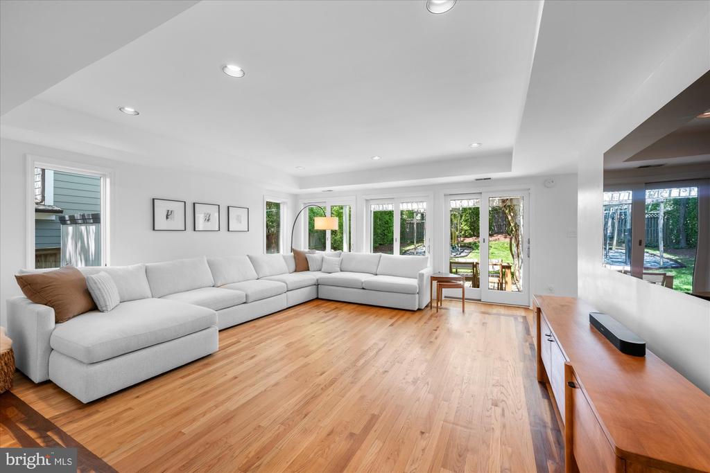 5129 BRADLEY BOULEVARD