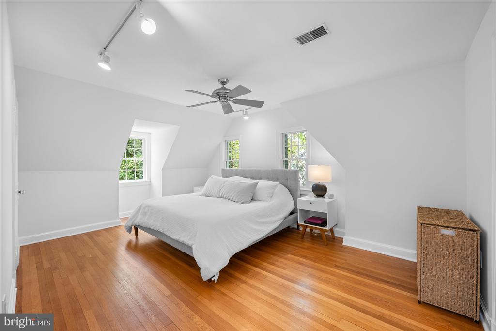 5129 BRADLEY BOULEVARD