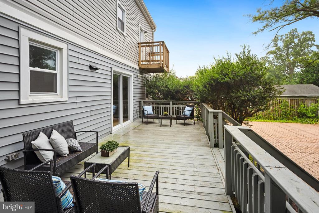 205 UNIVERSITY BOULEVARD W