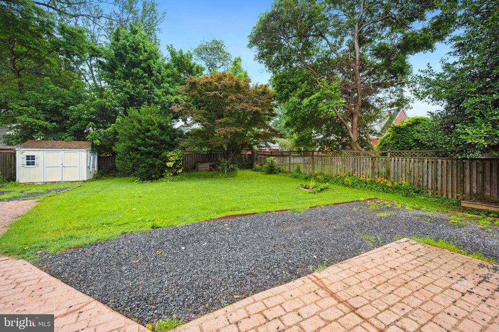 205 UNIVERSITY BOULEVARD W