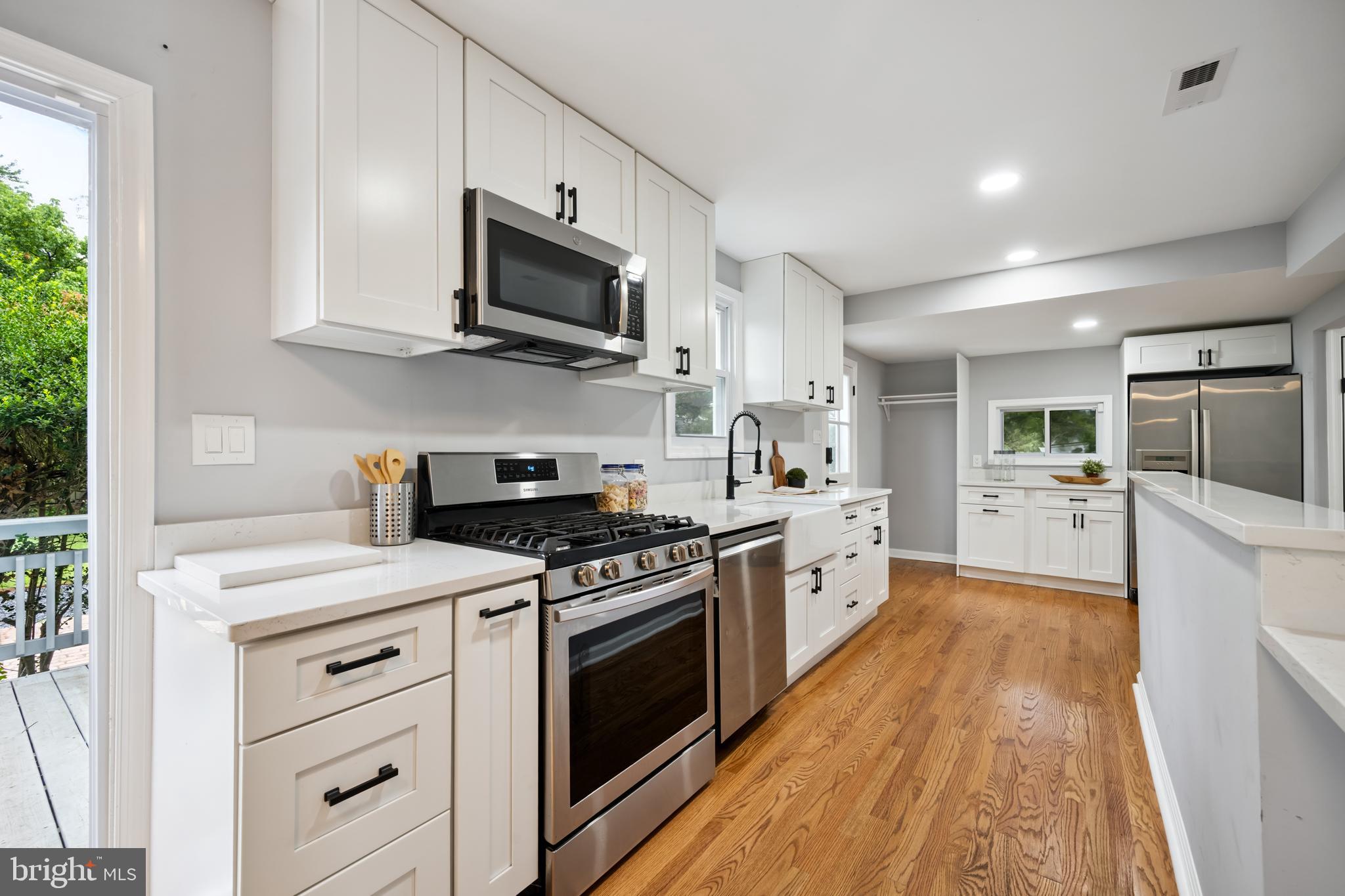 205 UNIVERSITY BOULEVARD W