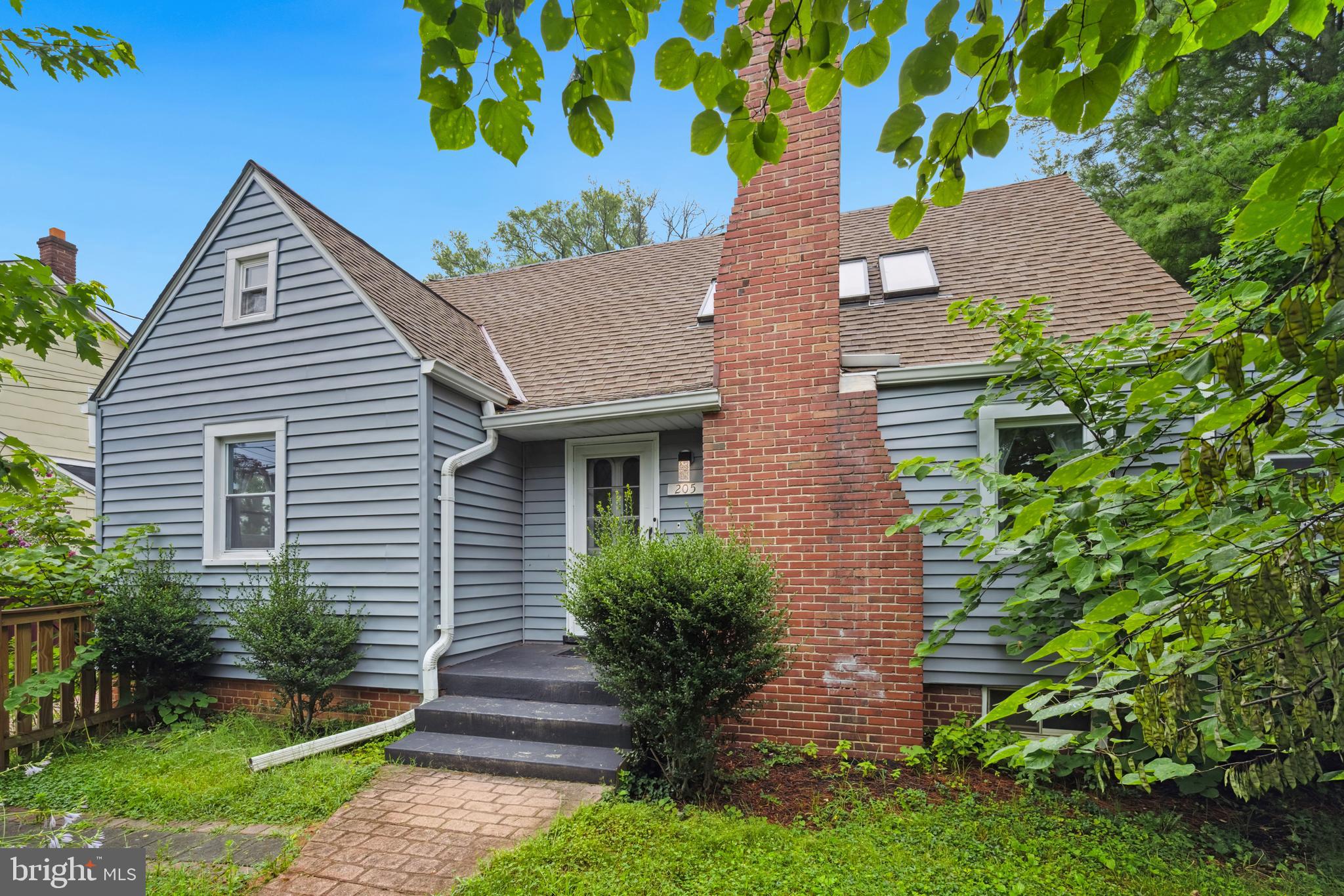 205 UNIVERSITY BOULEVARD W