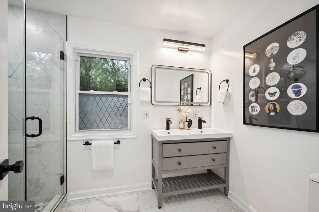 205 UNIVERSITY BOULEVARD W
