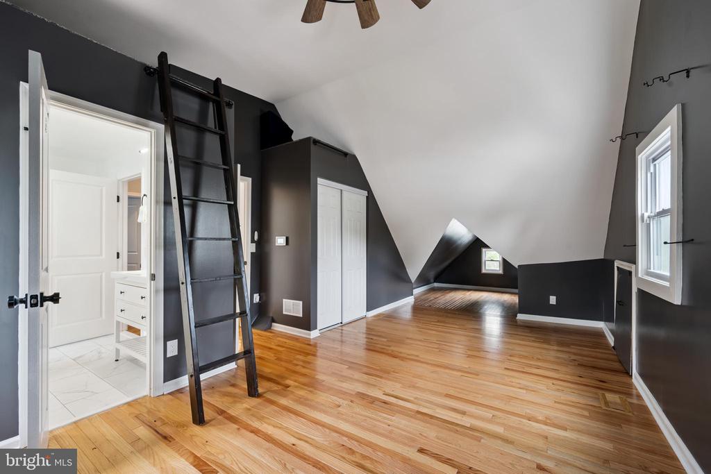205 UNIVERSITY BOULEVARD W