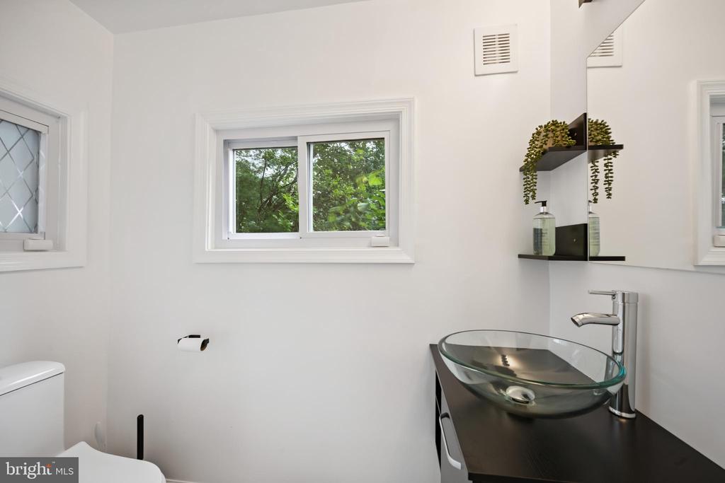 205 UNIVERSITY BOULEVARD W