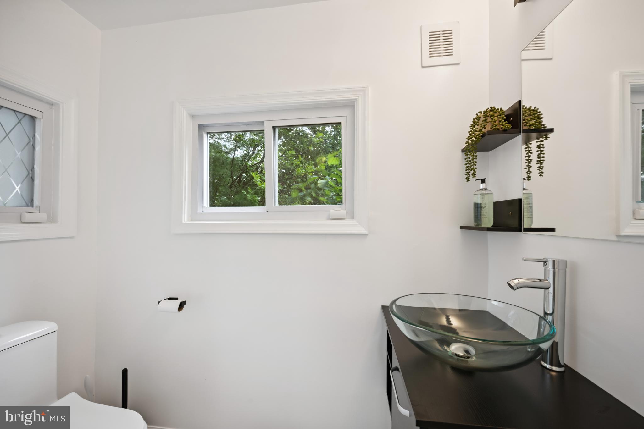 205 UNIVERSITY BOULEVARD W