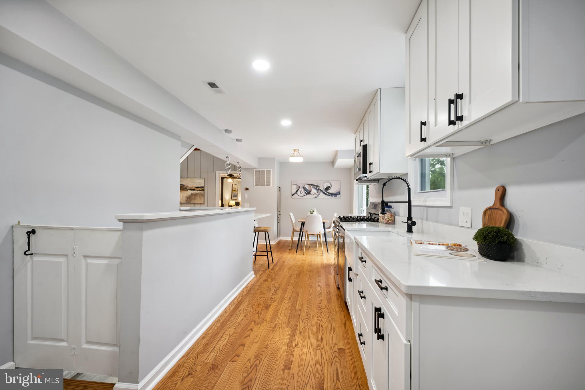 205 UNIVERSITY BOULEVARD W