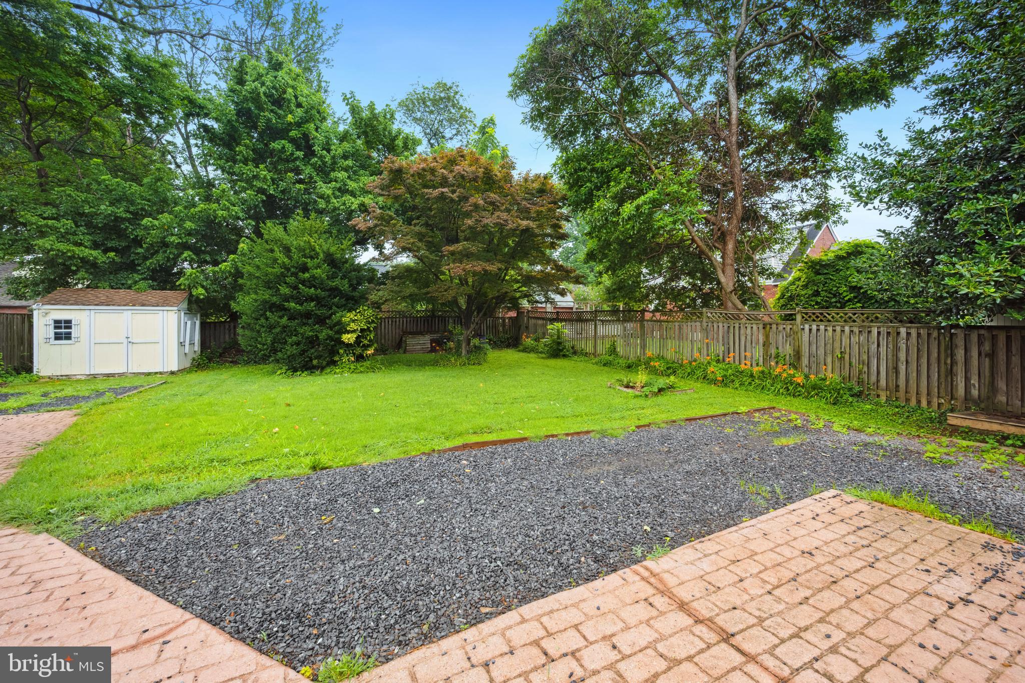 205 UNIVERSITY BOULEVARD W