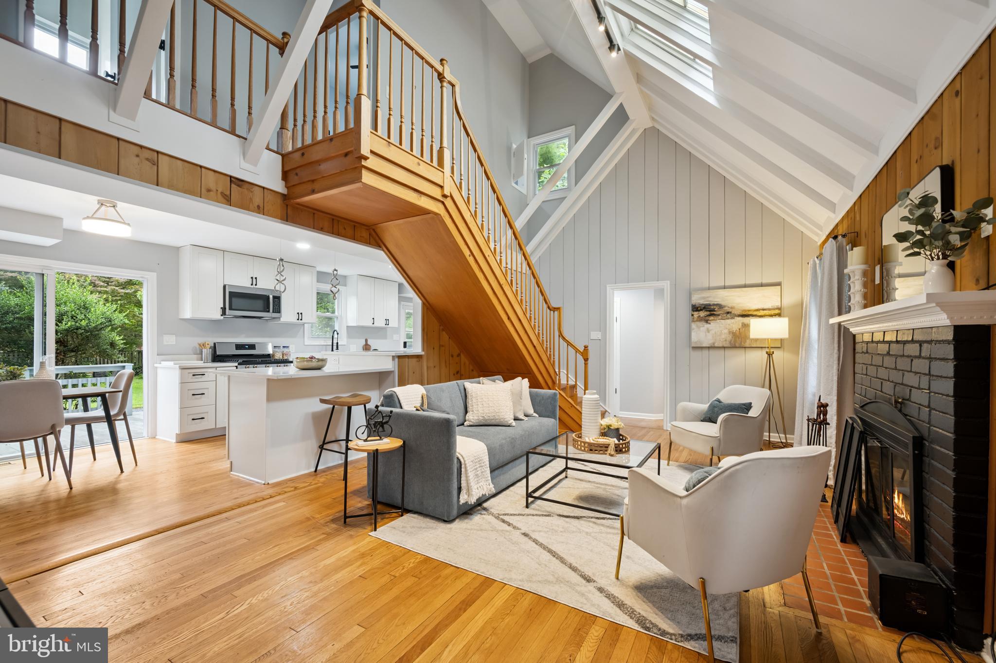 205 UNIVERSITY BOULEVARD W