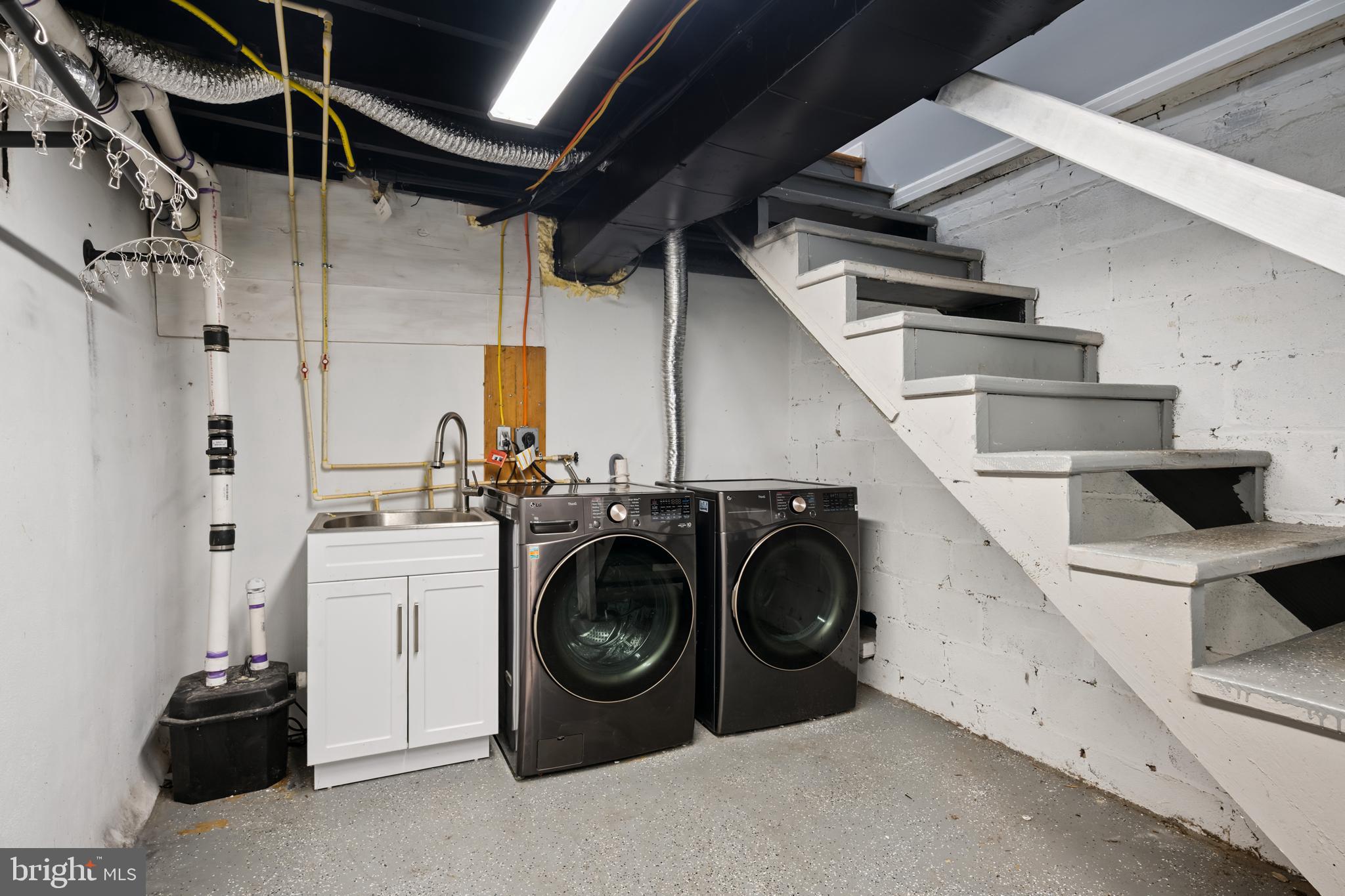 205 UNIVERSITY BOULEVARD W