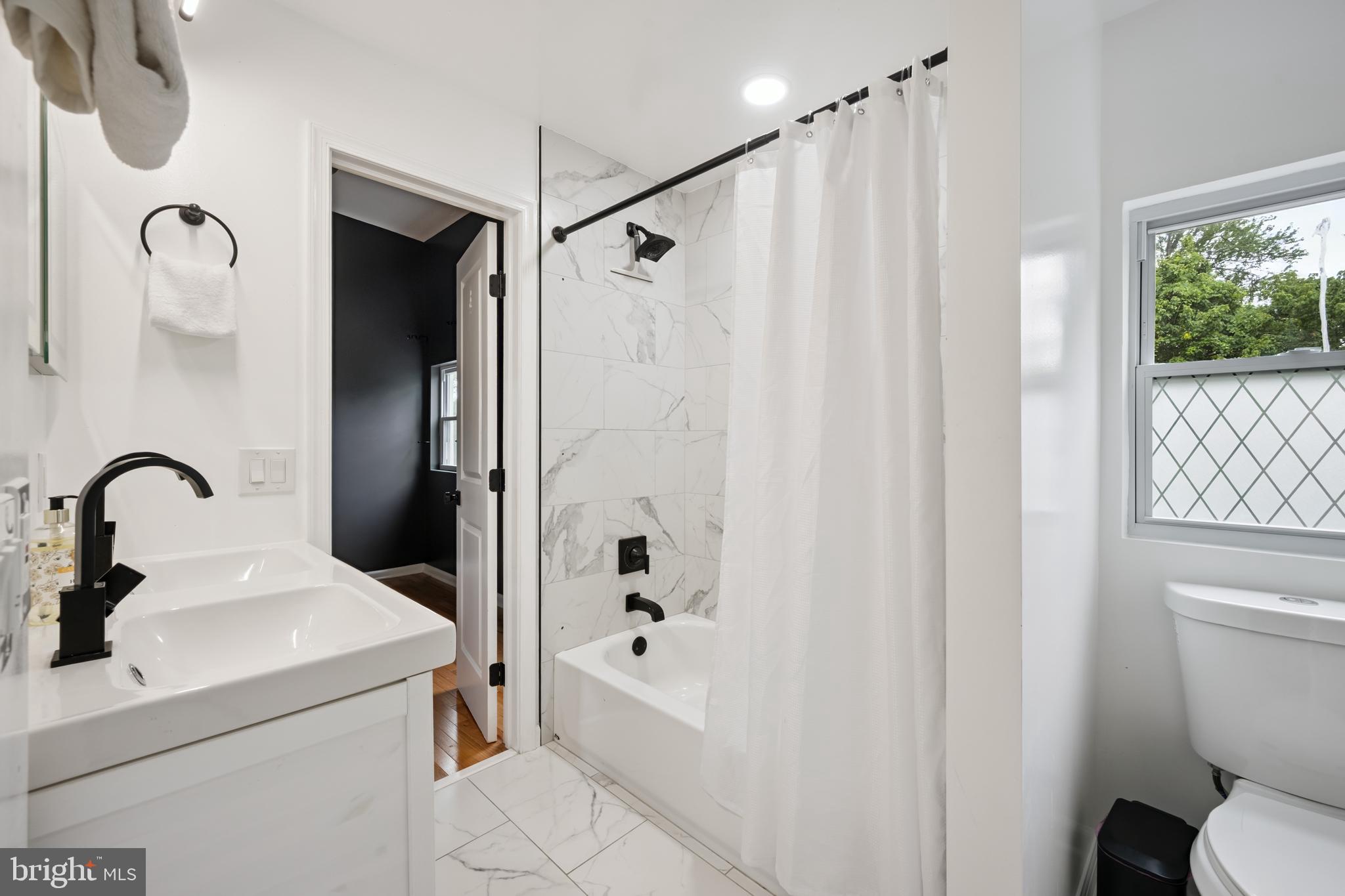 205 UNIVERSITY BOULEVARD W