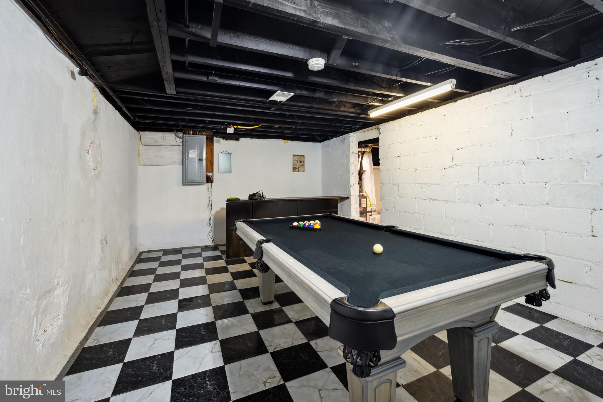 205 UNIVERSITY BOULEVARD W