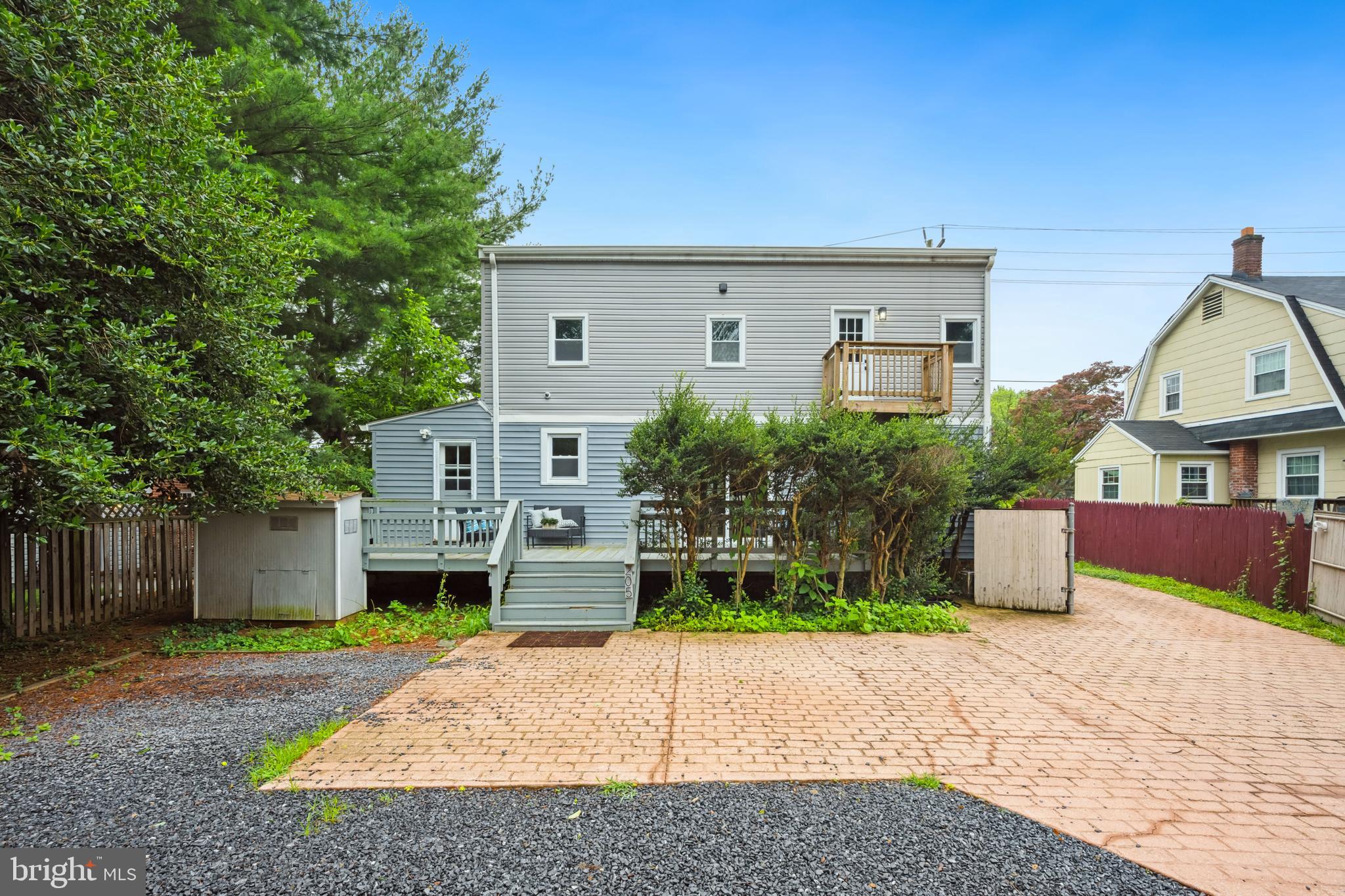 205 UNIVERSITY BOULEVARD W