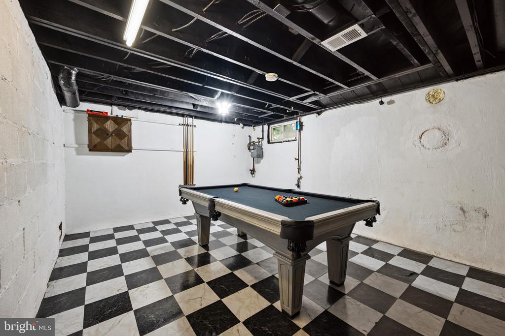 205 UNIVERSITY BOULEVARD W