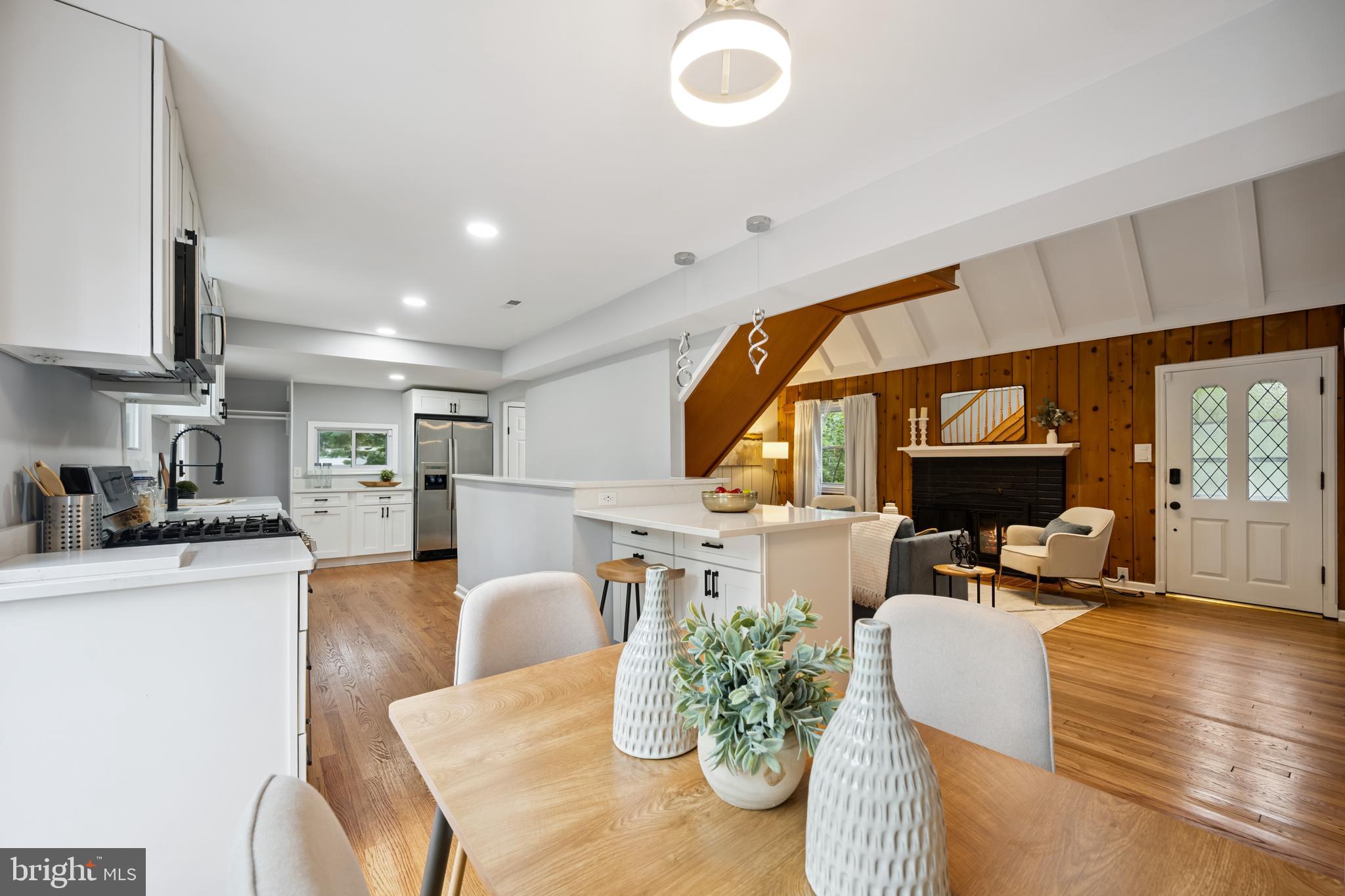 205 UNIVERSITY BOULEVARD W