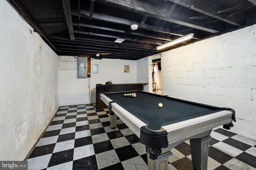 205 UNIVERSITY BOULEVARD W