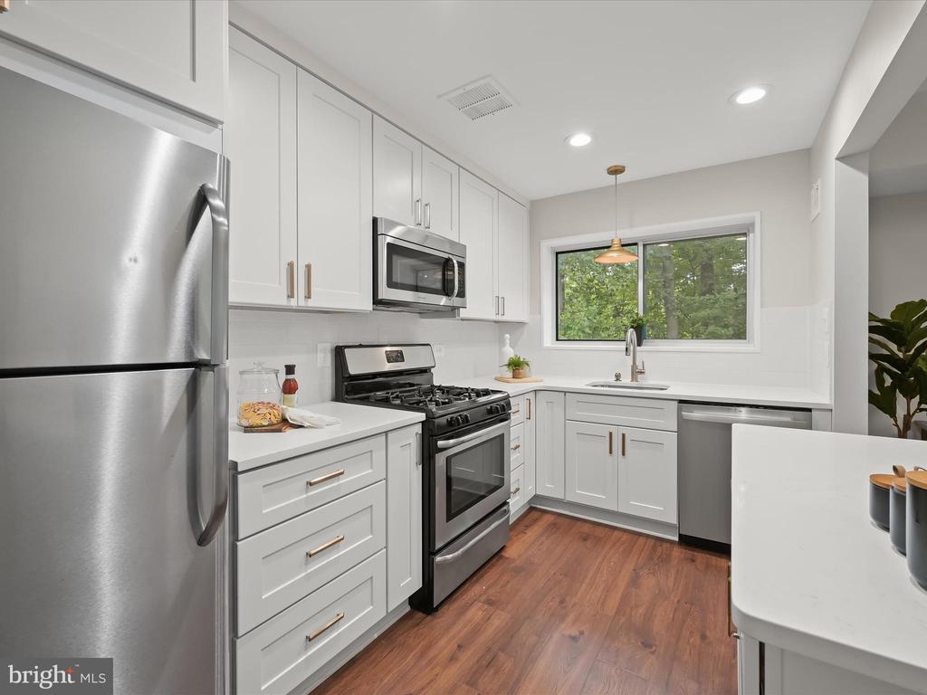 10625 MONTROSE AVENUE 103