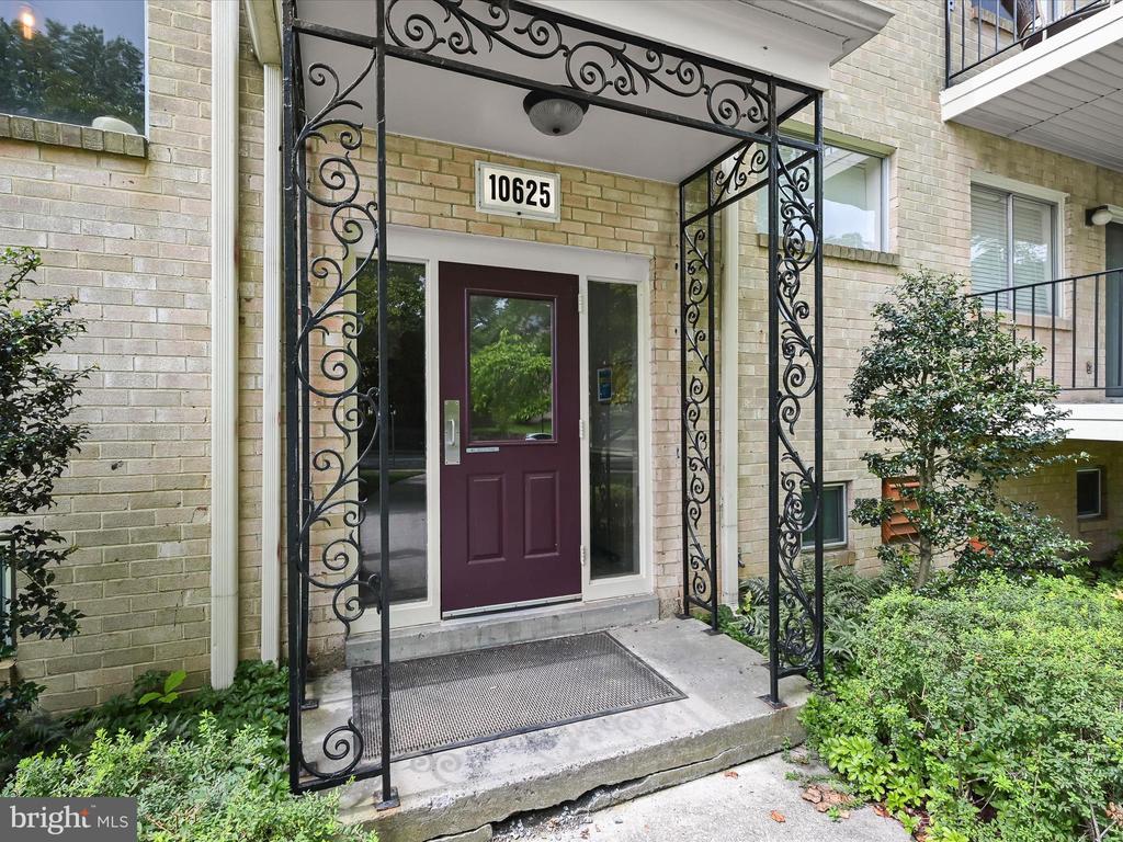 10625 MONTROSE AVENUE 103