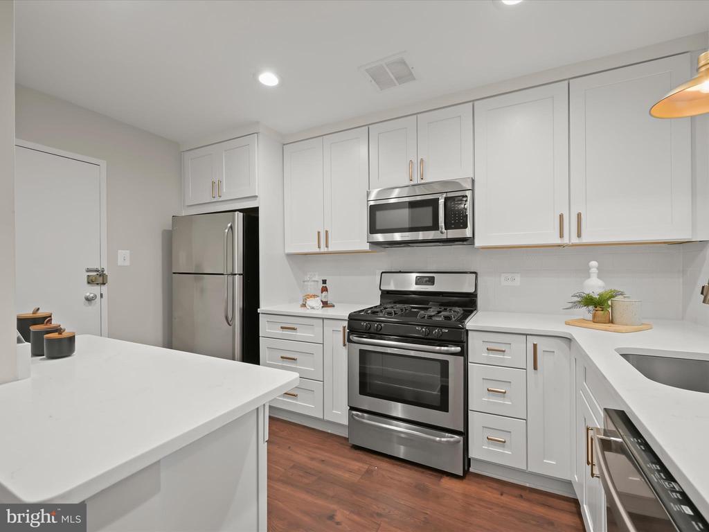 10625 MONTROSE AVENUE 103