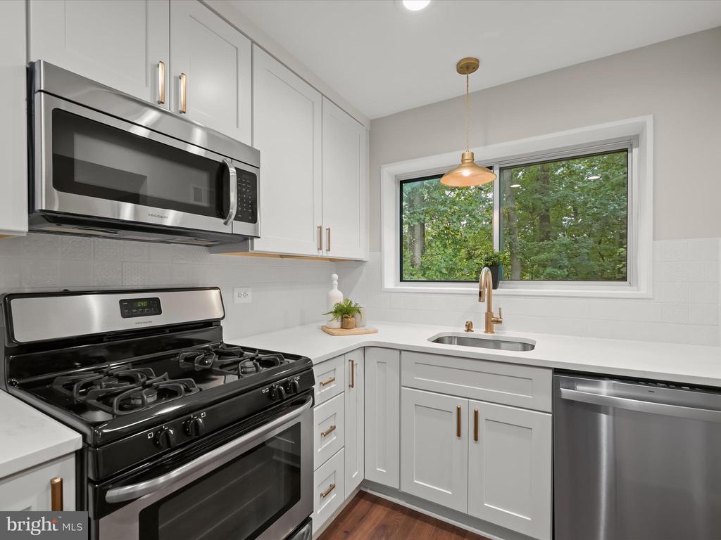 10625 MONTROSE AVENUE 103