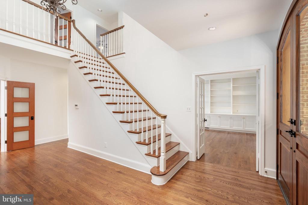 8908 HOLLY LEAF LANE