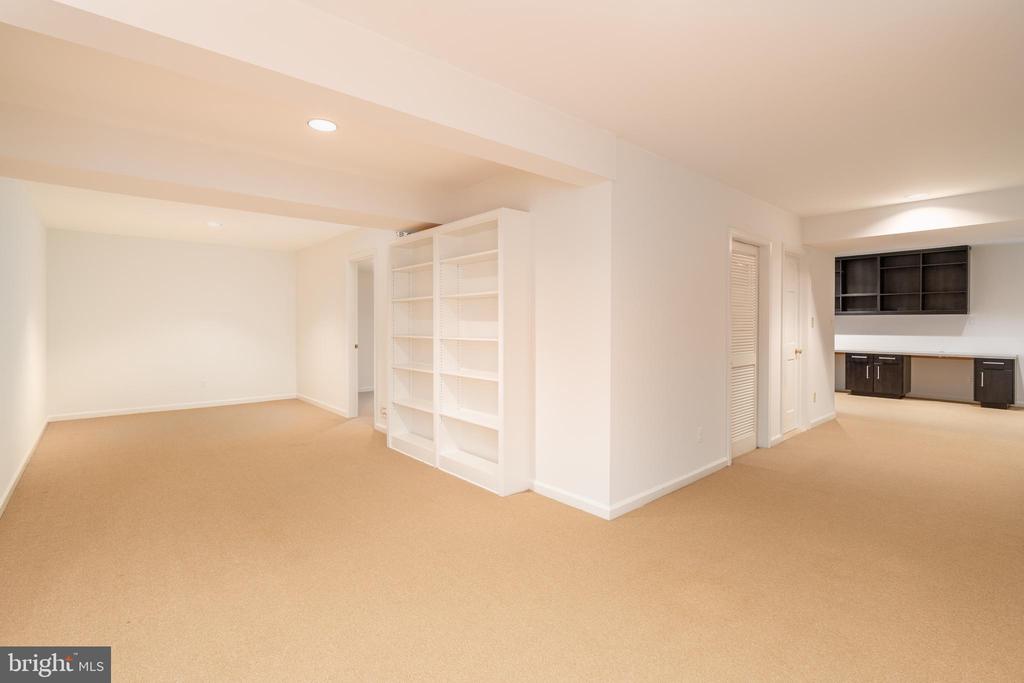 8908 HOLLY LEAF LANE