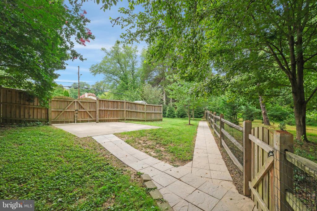 11513 ASHLEY DRIVE