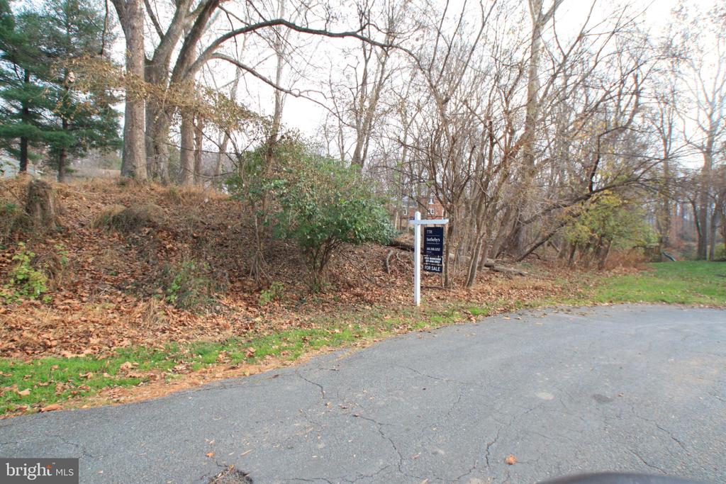 7731 ARROWOOD COURT