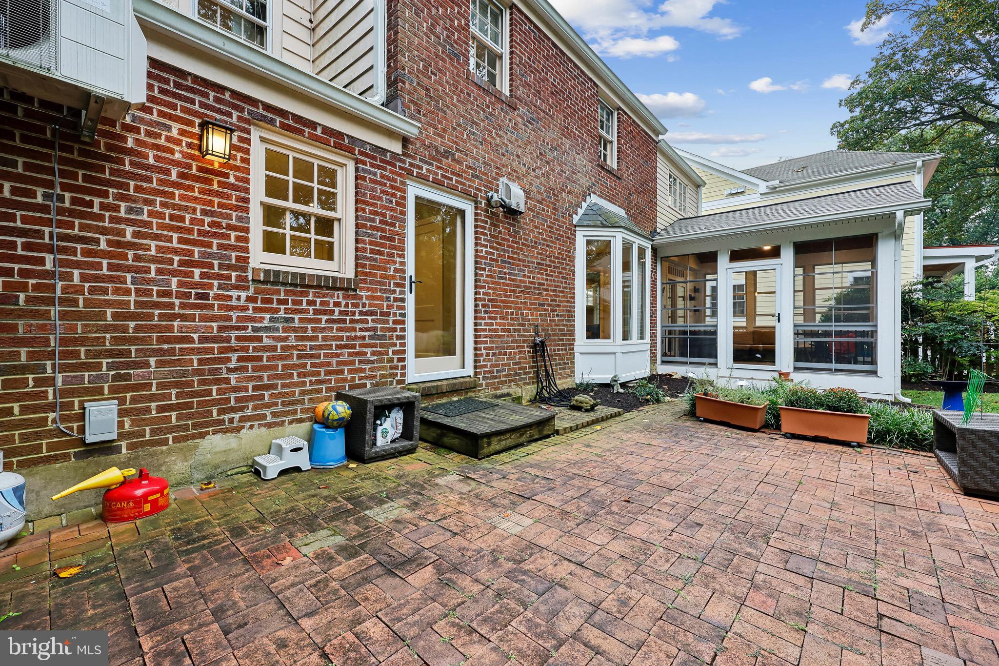 2725 WASHINGTON AVENUE