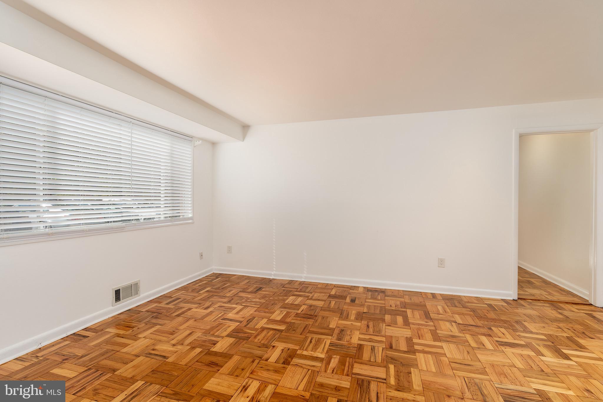 10423 MONTROSE AVENUE 10423