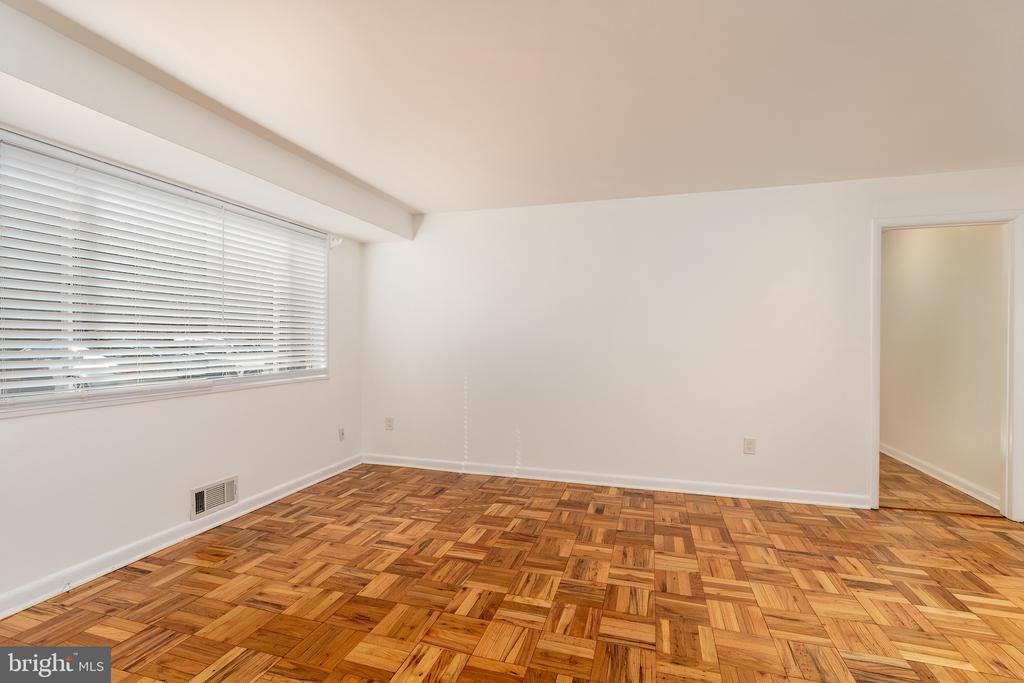 10423 MONTROSE AVENUE 10423