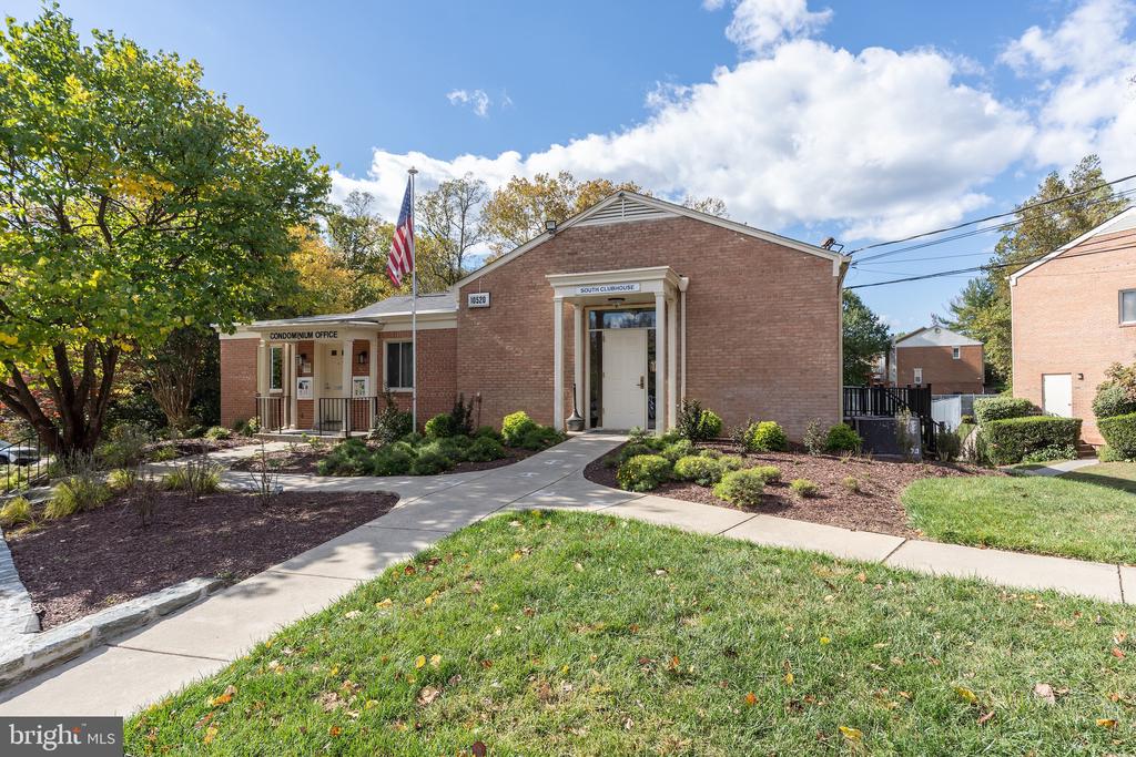 10423 MONTROSE AVENUE 10423